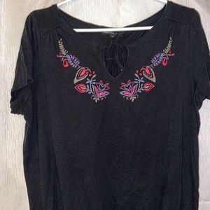 Black short sleeve shirt with flower print and metal feather